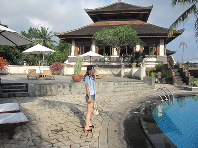 プールサイド。奥の建物がレセプション＆レストランの建物。