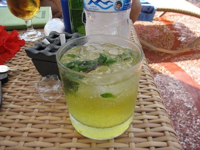 プールサイドでは飲み物のオーダーもできます。