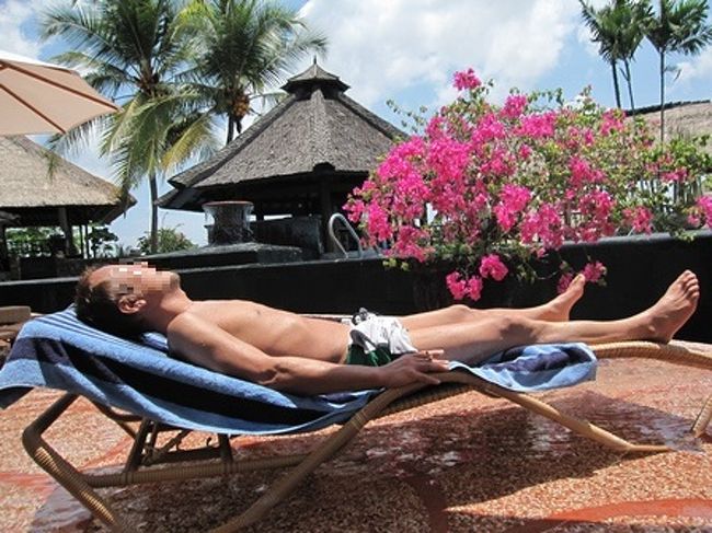 パラソルのあるサマーベッドのほかに、プールより１段高くなったところにもベッドがあります。下に水が流れていて涼しげですね。