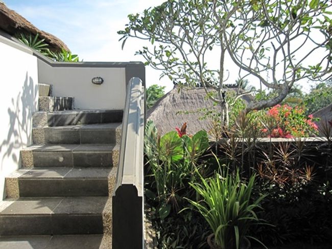 部屋の外には２階に登る階段があります。