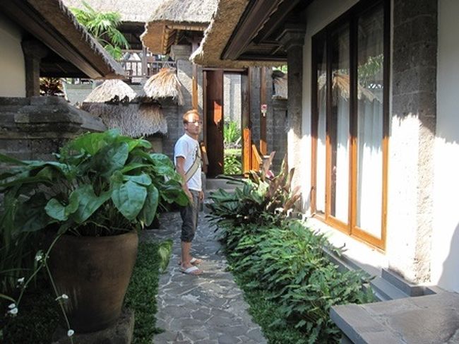 扉を入るとお部屋の敷地。<br />部屋の脇の道を歩いていくと・・・