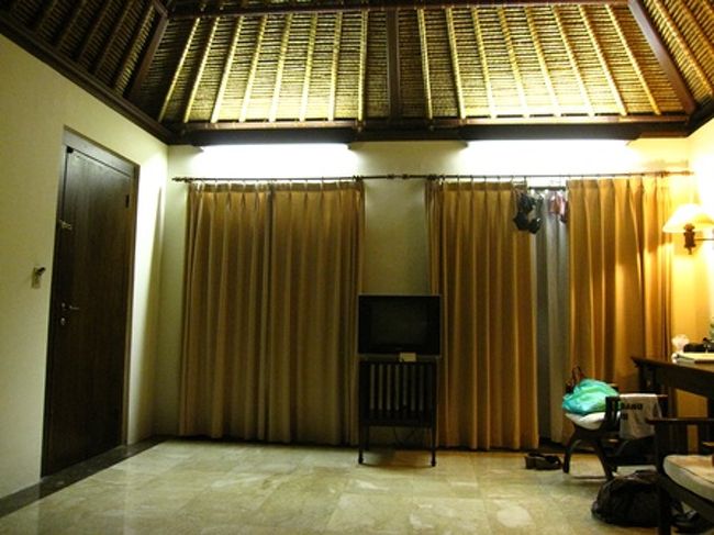 リビングスペース。<br /><br />ガラーンとしています。<br />それくらい広いってことですが・・・。