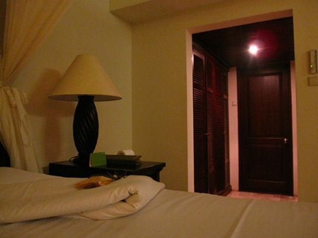 ベッドの横はバスルームへの入口。<br />写真では安っぽいラブホみたいになってしまっていますが、普通です。