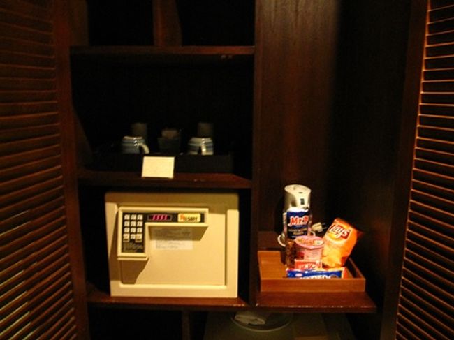 バスルーム扉の前にクローゼットと、その中にセーフティーボックス。