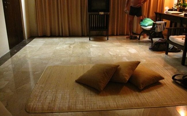 テーブルなどは右端に設置されており、リビングスペースには「ゴザ」？<br /><br />これはこれでアリです。