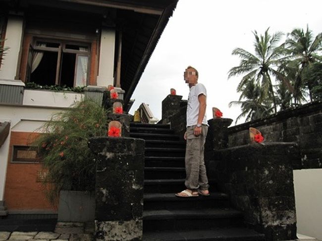 プールからレセプション棟へ。