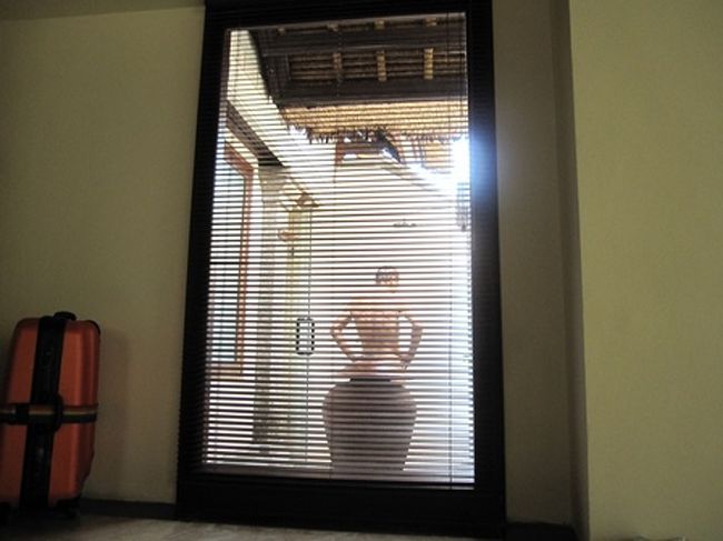 シャワールーム。<br /><br />ルームではなくシャワーは屋外です。<br />お部屋のブラインドを開けると丸見え(´・ω・｀)