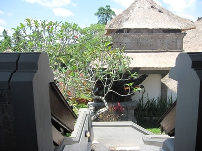 ガゼボから下に降りるところ。<br />正面に見えるにはお隣の部屋です。<br /><br />近いように見えますが、プライバシーは守られています。<br />