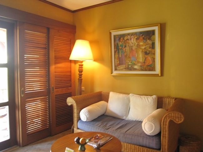 リビングスペース。<br />ソファーは年季が入っていて、スプリングもヘタっていました。<br /><br />でも、値段を考えたらこんなもんかな？<br />