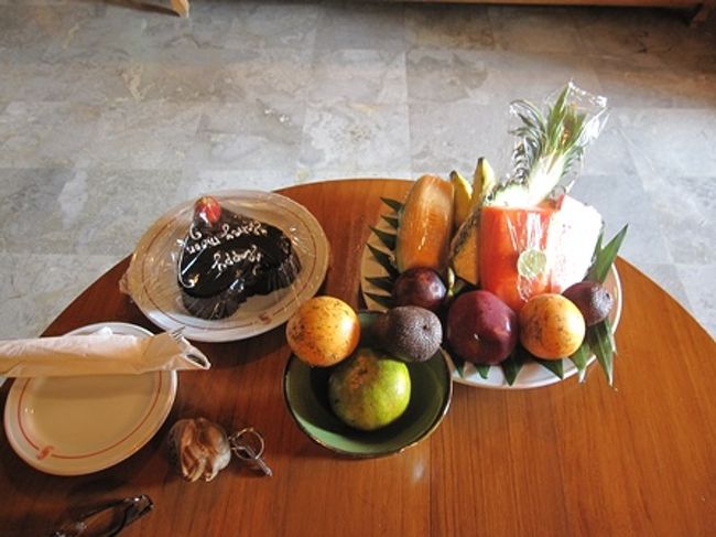 結婚記念のケーキが冷蔵庫の中に！<br />でも、全部は食べきれなかった。味は…(-""-;)イマイチ。<br /><br />フルーツもたくさんおいてありました♪