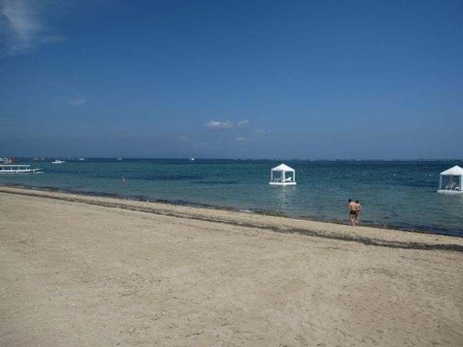 海。<br />見ている分にはすっごくきれい。でも遠浅でぬるいし、泳ぐ気にはなれなかった。<br /><br />沖にはガセボ？が浮いてる。<br />ヨーロピアンカップルに人気だった。