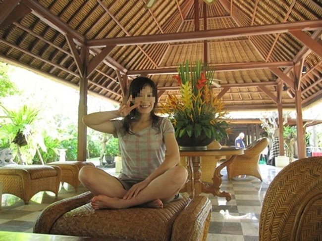 ホテルのロビー  なんです。<br /><br />高級感は無いけれども、オープンエアーで居心地最高！<br />でも、夜に街歩きから戻って来たら、バリ通気取りオヤジとそのグループが占拠しててうるさかった(-""-;)