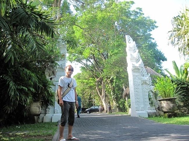 ホテルの門。バリ門でした。<br />ちゃんとセキュリティもあります。