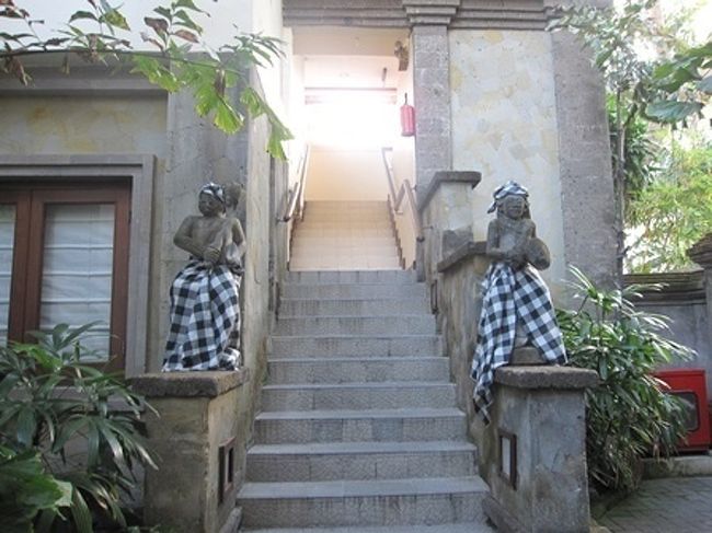 ブログ「なんごくごくらく」もぜひ<br /><br />http://nikitanikita.blog98.fc2.com/<br /><br /><br /><br /><br />部屋への入口。<br />バリらしさ全開！<br /><br />今回はクラブルームを予約しました。