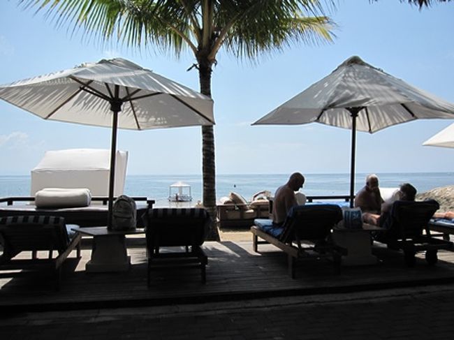 ビーチはヤシの木とサマーベッドで雰囲気最高！