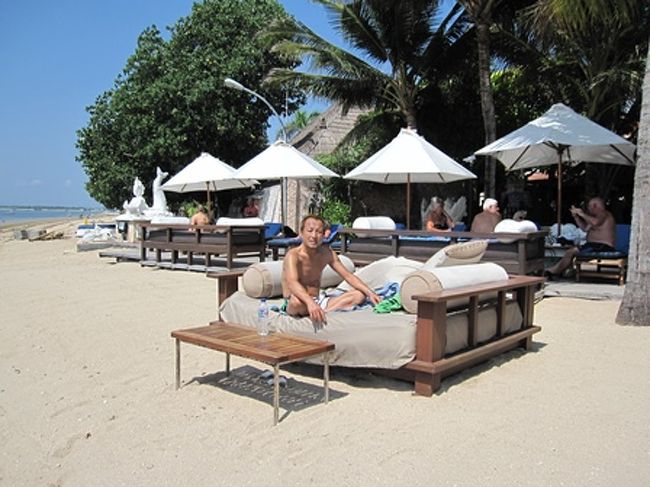ビーチにはこんなソファーがあります。寝心地はいいけど暑い。