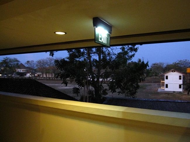 部屋から出ると…<br />ホテルの裏側はかなり殺風景。。。