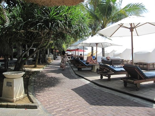 予約時はあまりの安さに心配も正直ありましたが、そのコスパも含めて、私たちの中では今のところバリのベストホテルかな？<br /><br />ゲストもヨーロピアンの長期滞在の人が多くて、のんびりした雰囲気。サヌールの街もクタやレギャンのようには栄えていないけど、落ち着いた雰囲気があって和めます。<br /><br />ホテル近くにある Warung Parahyangan(ワルン パラヒャンガン) という安くてお美味しい食堂もオススメ。<br /><br />また絶対に行きたい場所です。<br /><br />