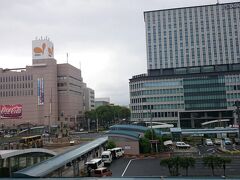 出発時刻が迫って来たので駅前のバス乗り場へ向かいます。
※アミュプラザ２階から東口広場を撮影
（８：12）