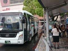 東口８番バス乗り場。バスが到着していました。予約無しで乗車できましたが、念のために電話でお問い合わせすることをおススメします。
８時30分発 鹿児島交通観光バス「指宿知覧コース」　鹿児島発おとな4,400円
（８：24）