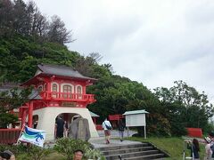 長崎鼻の一角にある「龍宮神社」。縁結びの神様が祀られています。こちらは貝殻に願いを書き入れて壺に奉納。
（11：20）