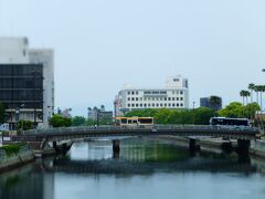 徳島市内を流れる新町川。その周りはボードウオークがあったりして散歩ができます。ここにも「南」っぽい雰囲気が。