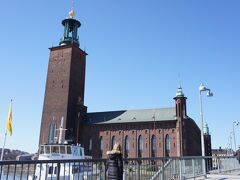 中央駅から歩いて市庁舎へ。
築100年くらいの立派なレンガ造りの建物です。