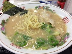 おっちゃんはうどん。私はラーメンを食べます〜。


