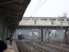 寄居駅11:00発のSLパレオエクスプレスがやって来ました!
遠くから汽笛が聞こえると、ホームで待つ人々がざわつきます。