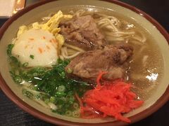 荷物を待っていたらお昼。
空港のレストランでランチしましょう。

どんぶりの店 志貴
4階

http://tabelog.com/okinawa/A4701/A470103/47002033/dtlmenu/photo/?PG=3
にも掲載されているように、丼だけでなく、沖縄そばもありました。
私はソーキそば。

沖縄そばとてびるそばは、上にのっているお肉が違います。

