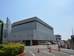 150ｍ位歩くと、横須賀市文化会館に着きます。
駐車場有りです。

この会館は、コンサートしたり各種講演会等を
行う施設です。
横須賀市民には思いである建物と思います。
何故ならば、私らはここが成人式の式場でした。
中は結構広いです。
