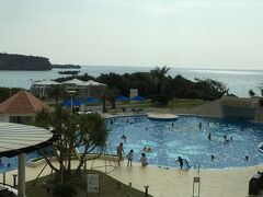 万座ビーチホテル
今はインターコンチネンタルホテルですね

ANA Intercontinental 万座ビーチリゾート
http://www.anaintercontinental-manza.jp/

色々あったのですが、チェックインを担当してくれたおにーさんが良い人で、2つのツアーからの2部屋を近くにしてくれました。
