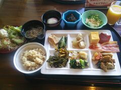 本日の朝食は和食の＜七福＞。
朝からもりもり食べて、今日も午前中は海で遊ぶわよぉ〜!!