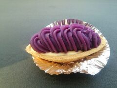 ちょっと寄り道して、御菓子御殿へ。
＜紅いも生タルト＞が食べたかったの〜。
こちらをテイクアウトで購入。