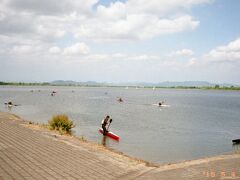 渡良瀬遊水池。
谷中湖であります。
谷中村の地名は、明治政府により地上から完全に抹消されたが「渡良瀬遊水池」の名前が知れ渡ると「谷中湖」と名乗りだし、お茶を濁している。
官僚の、心の小ささを垣間見る。（笑）
沖に見えるカヤック当たりに、栃木県と群馬県の県境がある。

余談だが、バブル期に渡良瀬遊水池をレジャーランド化する話が持ち上がり、栃木県、群馬県、埼玉県の３県で利権争いと為った。（笑）
ご多分に漏れず、計画は頓挫。(笑)
何処で、どう言う利権が発生するか解らない昨今では、そう簡単に県境(利権)を手放すはずもない。(笑)