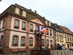 市役所(Hôtel de Ville)
1773年建築。リボピエール公が町に贈った銀杯のコレクション(15〜17世紀)、エッツ・スタイナーが作ったトルコ赤の綿布で覆われた赤い部屋(Salle Rouge)などを内蔵します。
