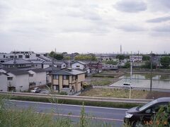 築堤上から見る、東武鉄道新古河駅。
新古河駅と言っても、埼玉県にある。