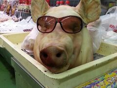 牧志市場でおなじみの豚ちゃん。
今日もダンディ(笑)