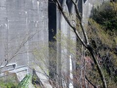 五十里ダムは、鬼怒川の支川である男鹿川に、昭和31年、当時日本で最も高いダム(112m)として完成しました。洪水による下流河川のはんらんを防ぐための洪水調節、農業用水の供給、発電を目的としてつくられた、重力式コンクリートダムです。