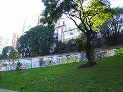 どうせ、素人の悪戯でスプレー落書きされるなら.......