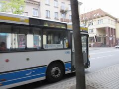 今日は、朝一番で、スミルティネに行きます。
朝は、船が１時間に１本しかありません。
旧市街地まで、徒歩で20分くらいで行けるらしいのですが、昨日のカウナスの反省もあり、バスターミナルから、路線バスで行くことにしました。

クライペダの市内バスのサイト
http://www.marsrutai.info/klaipeda/?a=p.routes&transport_id=search&l=en