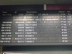 国鉄モンパルナス駅　SNCF Gare Montparnasse

国鉄駅に到着しました。　私たちが乗るのは7時46分発のTGVです。

因みに、今日の予定（パリから日帰りの旅）はこんな感じ。

2014年10月10日（金）

07h46	PARIS MONTPARNASSE	
09h42	POITIERS CENTRE	
　　　　　　　　|
16h09	POITIERS CENTRE	
17h49	PARIS MONTPARNASSE

切符はいつもどおり www.voyages-sncf.com にて購入、
往路は27EUR、復路は31EURのTGV Prem's切符でした!

旅行自体を決定したのが8月末だったので切符の予約は9月4日。
