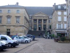 ポワトゥ伯 アキテーヌ公宮殿 (ポワチエ裁判所)
Palais de justice de Poitiers

アルフォンソ・ル・プティ広場側

今日一番の目的地、ノートルダム・ラ・グランド教会の手前にポワトゥ伯 アキテーヌ公宮殿 (ポワチエ裁判所)があるのでついでに撮影しておきます。　駅から歩いてくるとこの アルフォンソ・ル・プティ広場 Place Alphonse le Petit 側に到着しますが、脇道のコルドリエ通りからみたポワトゥ伯 アキテーヌ公宮殿 (ポワチエ裁判所)の方が中世の雰囲気を残していて素敵です。