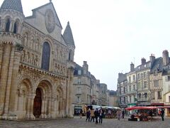 ノートルダム・ラ・グランド教会　Eglise Notre-Dame la Grande

今日一番の目的地ともいえるノートルダム・ラ・グランド教会に到着しました!

ポワトゥー地方ポワチエのロマネスクを代表するのがここノートル・ダム・ラ・グラン教会。　華麗なる西ファサードの彫刻（典礼劇に着想を得たという）が特に有名な教会です。　ポワチエに来たのは（私にとって）これが見たかったから、と言っても過言ではありません。

パリの建築文化財博物館で見た時、この地域（ポワトゥーやサントンジュ地方）の石の質感がとても印象的でした。　とてもやわらかく彫刻をしやすい石のように感じます。　ロマネスクの時代はそれぞれの地方の特色を持った石を使っているのでおもしろいです。