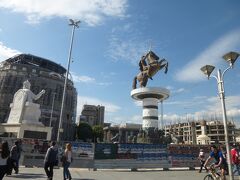 街の中心「マケドニア広場」は工事中で、フェンスに囲われていました。