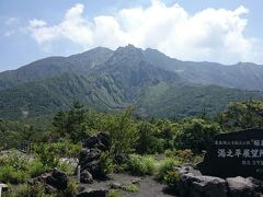 下船後、25分程で湯之平展望所に到着。市内で見るよりも岩肌がより鮮明に映ります。
（10：57）
