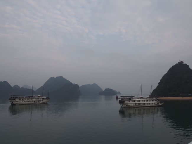 ３日目(・∀・)ハロン湾で、おはようございます。<br />今日は朝から、楽しみにしていた太極拳〜♪<br />空は曇り模様です。でも晴れる予感！