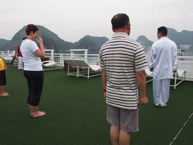 ６時半に、デッキに集合！<br />朝露なのか、温度差による湿気なのか<br />デッキの人工芝生やチェアが湿っていました。<br />