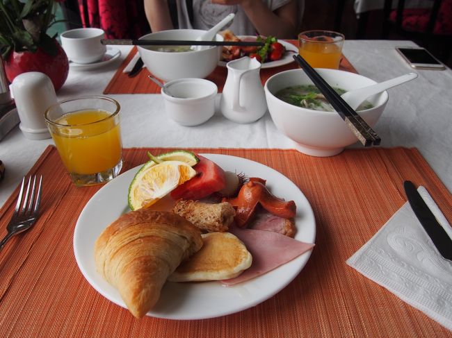 太極拳のあとは、朝ごはん♪<br />ビュッフェです！<br />もちろん、フォーもつきます♪あとオムレツも食べました。<br /><br />この後はカヤックです。<br /><br />着ていたワンピースでカヤックを行こうと思ったけれど<br />濡れてもいい服に着替えてね！と言われたので、<br />急いで水着に着替えました。持って来といてよかった。<br /><br />水着にTシャツにパーカーという格好でカヤックへ！<br />もう一組のカップルも、おんなじような格好(・∀・)<br />カヤックは、カメラを落としたくなかったので写真がないのが本当に残念。<br /><br />ボートでカヤック乗り場へ移動します。<br />乗り始めは意外と不安定でめっちゃドキドキ！慣れてきたらとっても気持ちいい！<br /><br />岩のトンネルをくぐり抜けて、<br />波のあまりない湾のようなところでカヤックを楽しみます。<br /><br />岩のトンネルをくぐり抜けるところで、テンションはめっちゃアップ！<br />なんだかすごい冒険感！(・∀・)<br /><br />