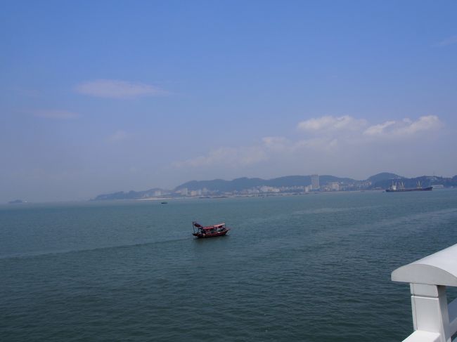 クルーズの上からたまに見かける、小さなボート。<br />船上生活をしてる方たちなのかな。